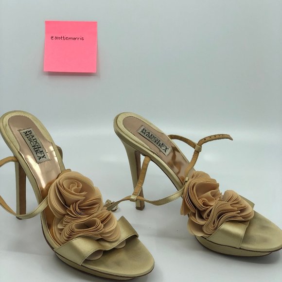 Gold platform sandal with floral detail - Picture 2 of 3